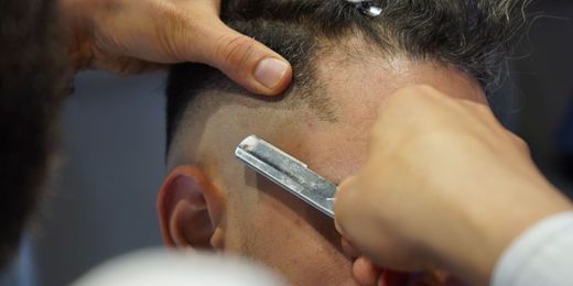 Perfilado con navaja en un corte de caballero