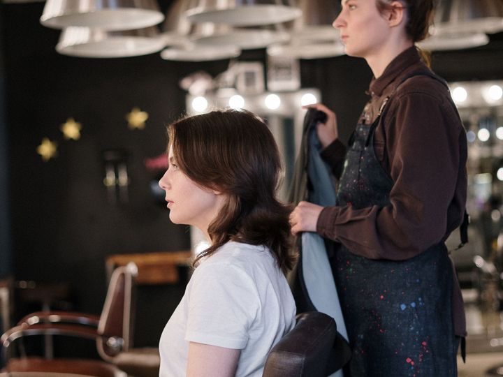 Curso de Peluquería unisex en Vigo: peluquera trabajando con una clienta sentada en el sillón