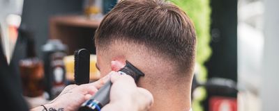 Curso de Barbería: degradado en la nuca con máquina en un corte de caballero