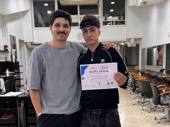 Curso de Barbería en Vigo: alumno de barbería con su diploma junto a su profesor
