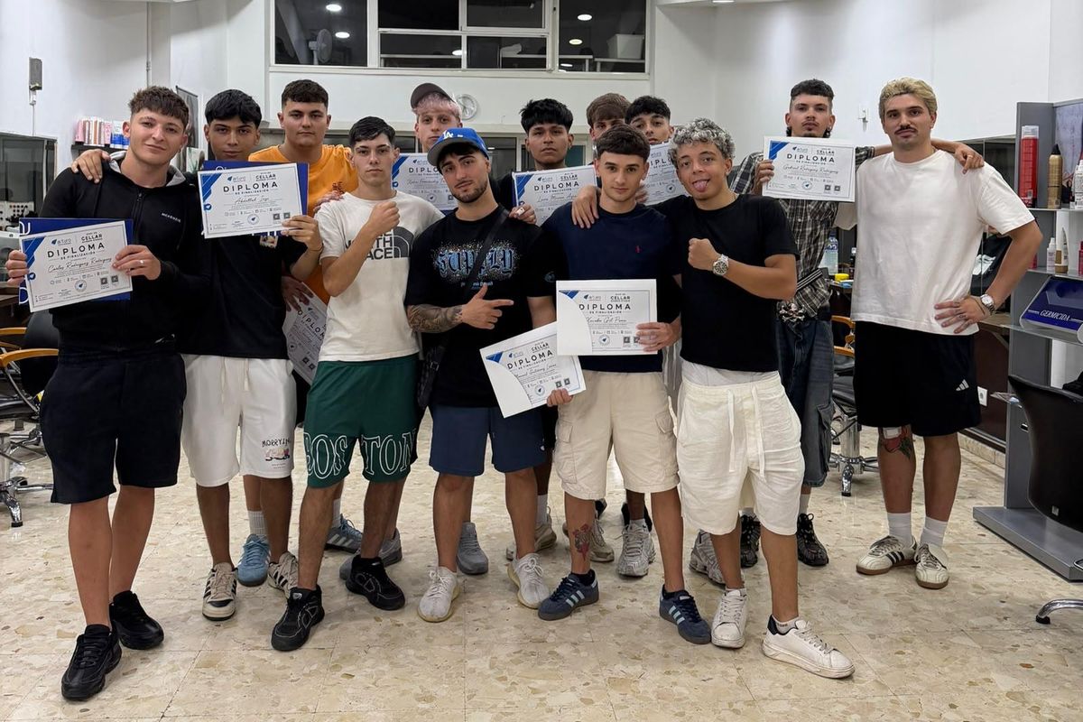 Promoción de barbería 2026 con sus diplomas junto a su profesor