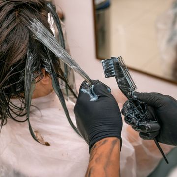 Aplicación de tinte con paletina sobre mechones de pelo